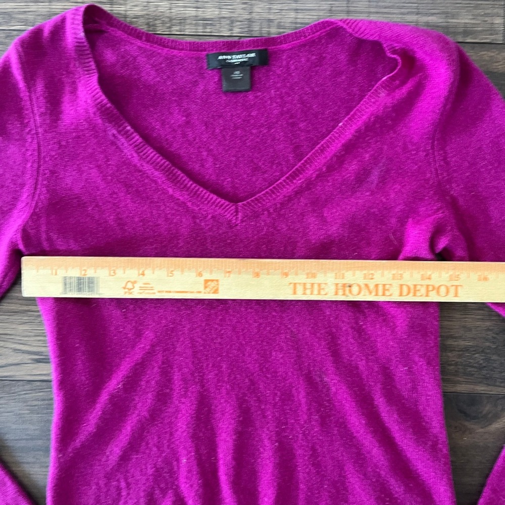 Ann Taylor Cashmere Sweater Womens XS Magenta Purple V-Neck Long Sleeve Pullover - Picture 4 of 5